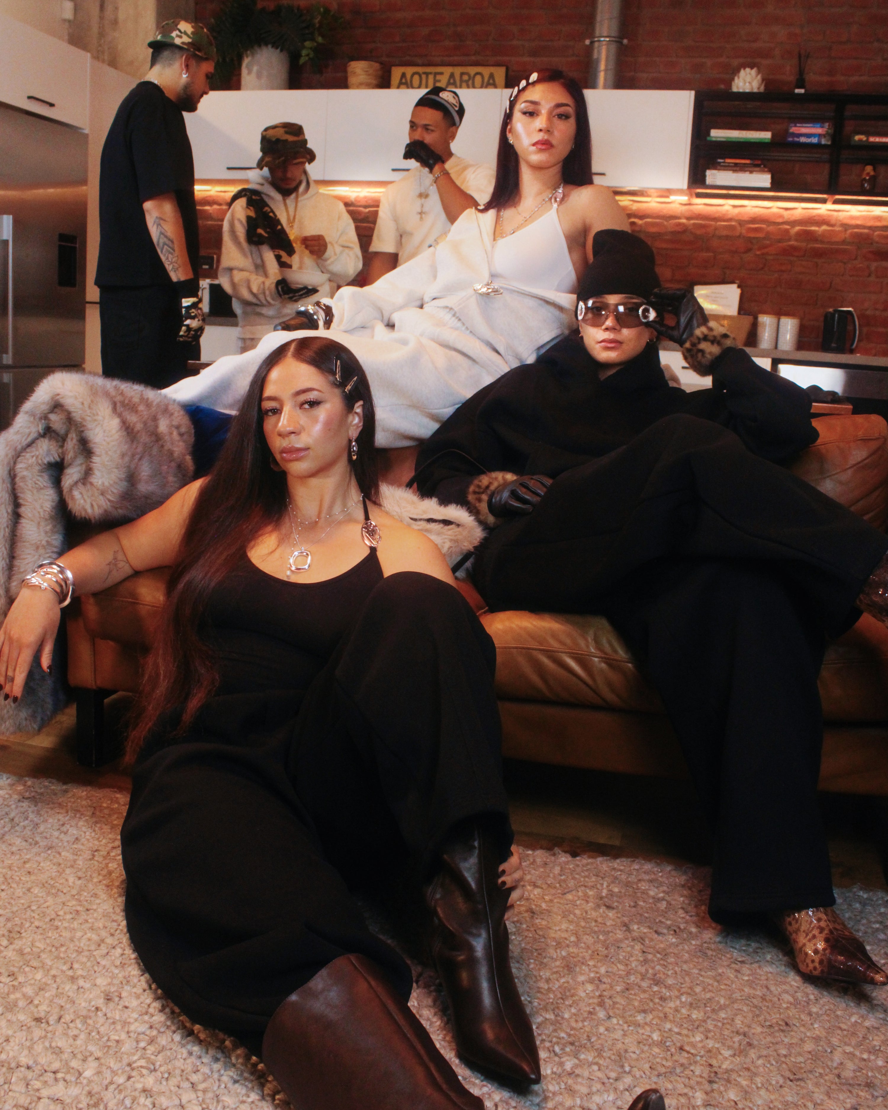 '    ‘B2B BLACK SWEATS